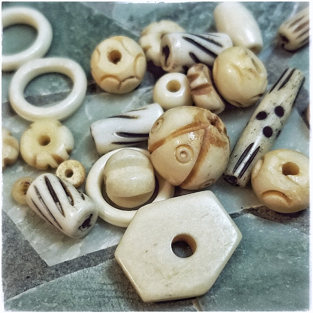 *SOLD* LOT African carved bone beads w/ box - Picture 3 of 8